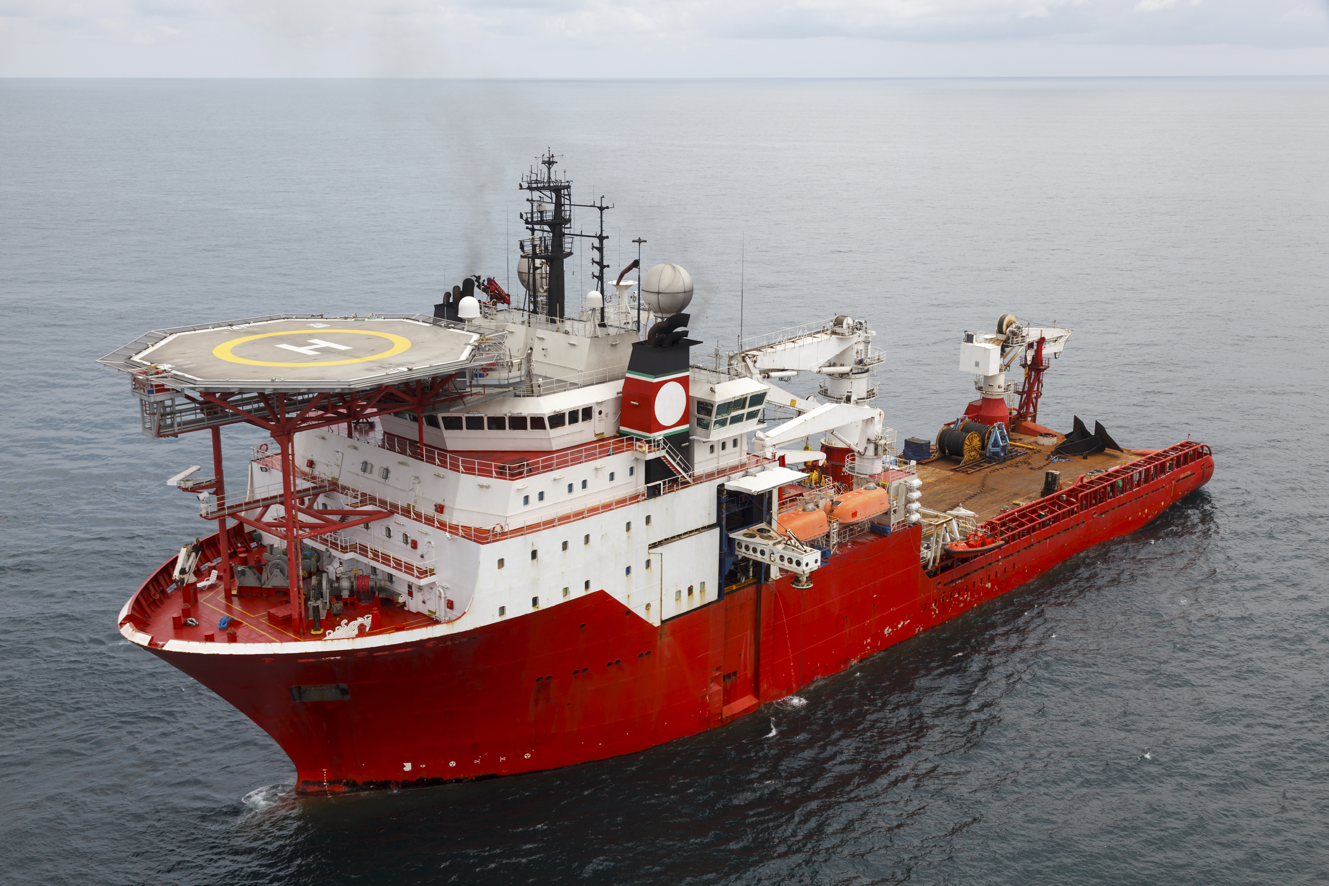 适用于海上补给船的穿隔系统