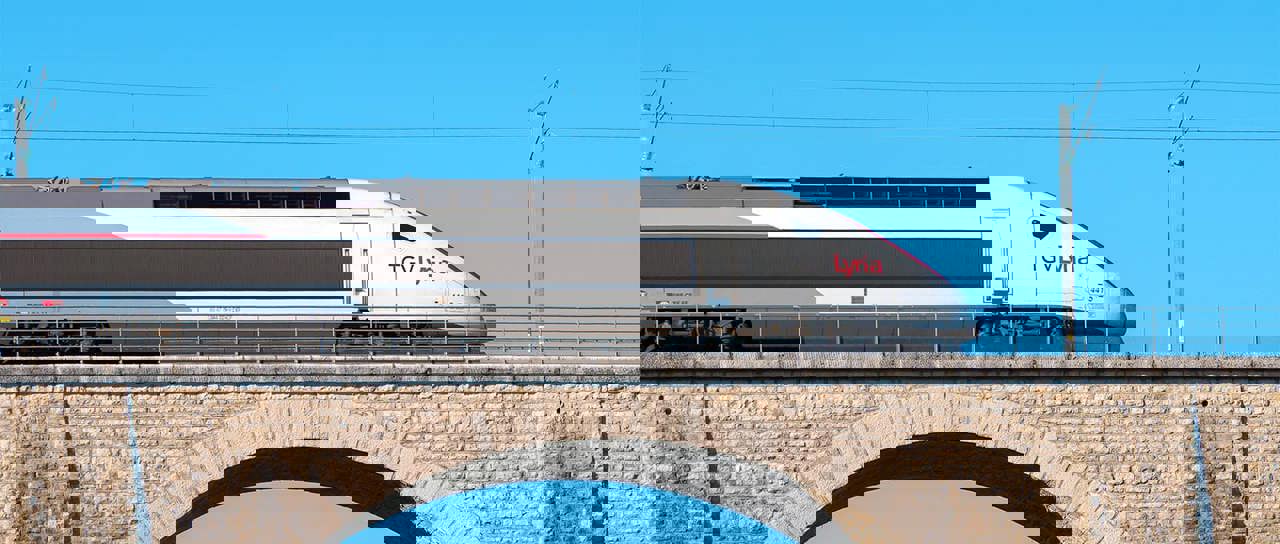 轨道车辆的电缆穿隔密封与电缆固定