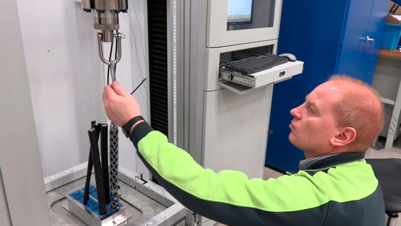 观看如何测试电缆的固定能力